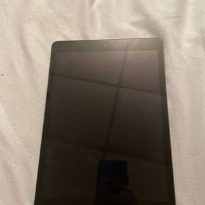 Ipad 7iem génération, neuf acheter l'année passer jamais utilisé ou presque.